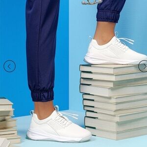 Clove nursing shoes in brilliant white